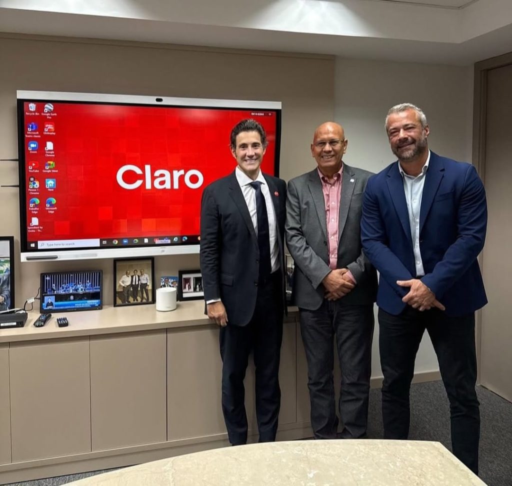 Na minha esquerda,  Fábio Andrade - VP Relações Institucionais da Claro e na minha direita é o  Rafael Lunes - VP Executivo da SKEELO.